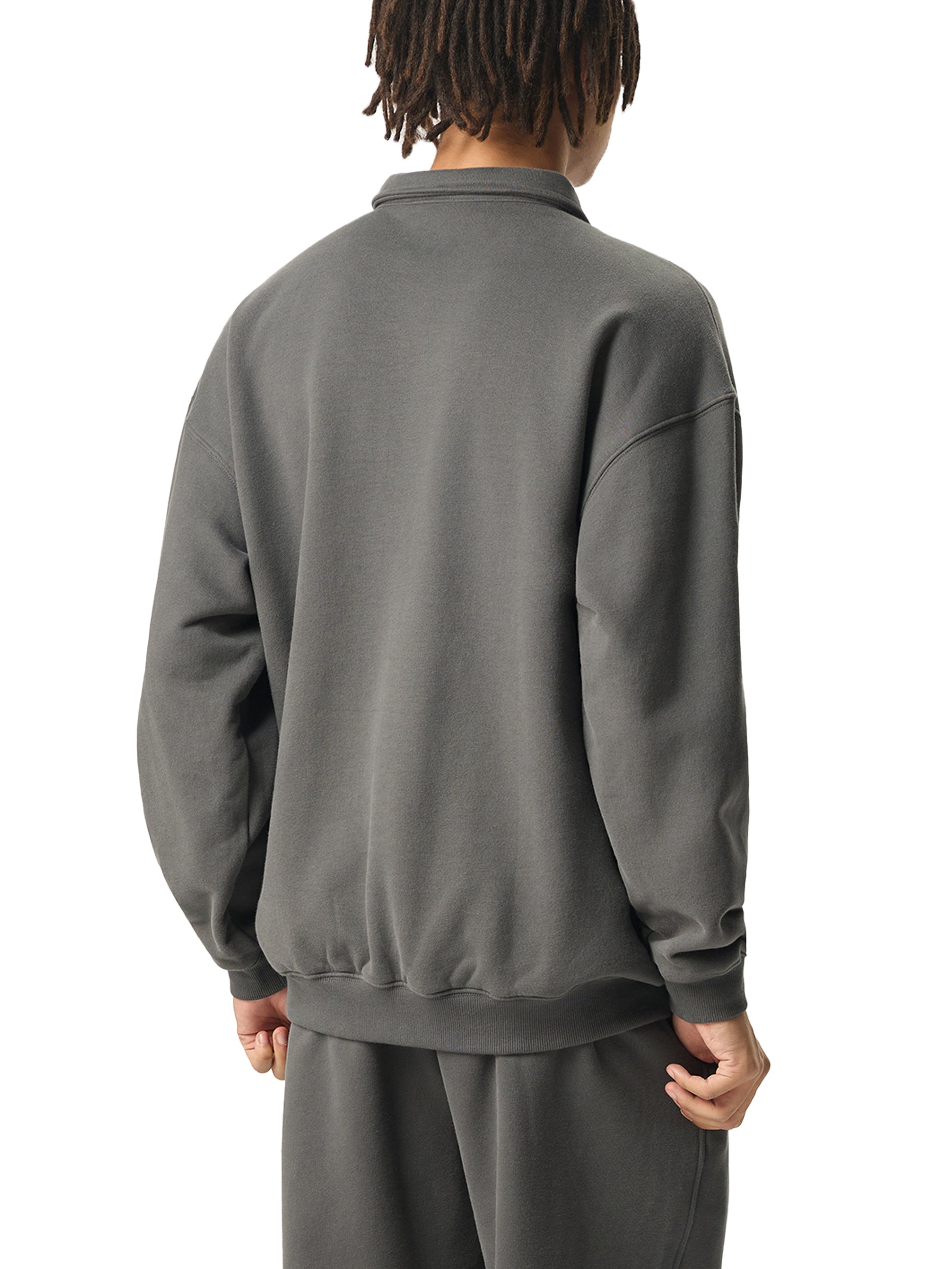Unisex model styling VÉRON Avenue du Charme polo streetwear top 2