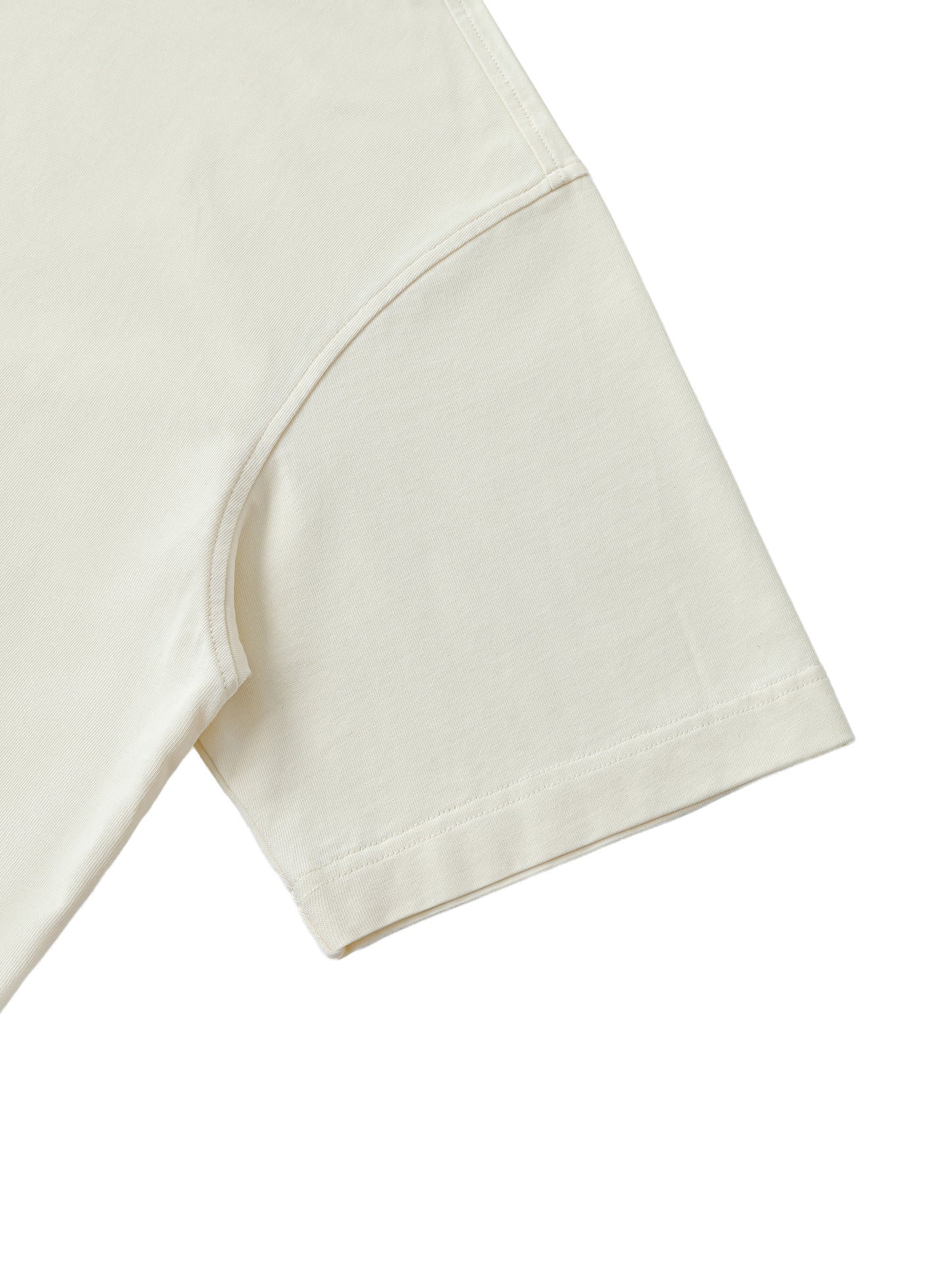 Close-up of VÉRON polo collar and premium fabric texture 4.