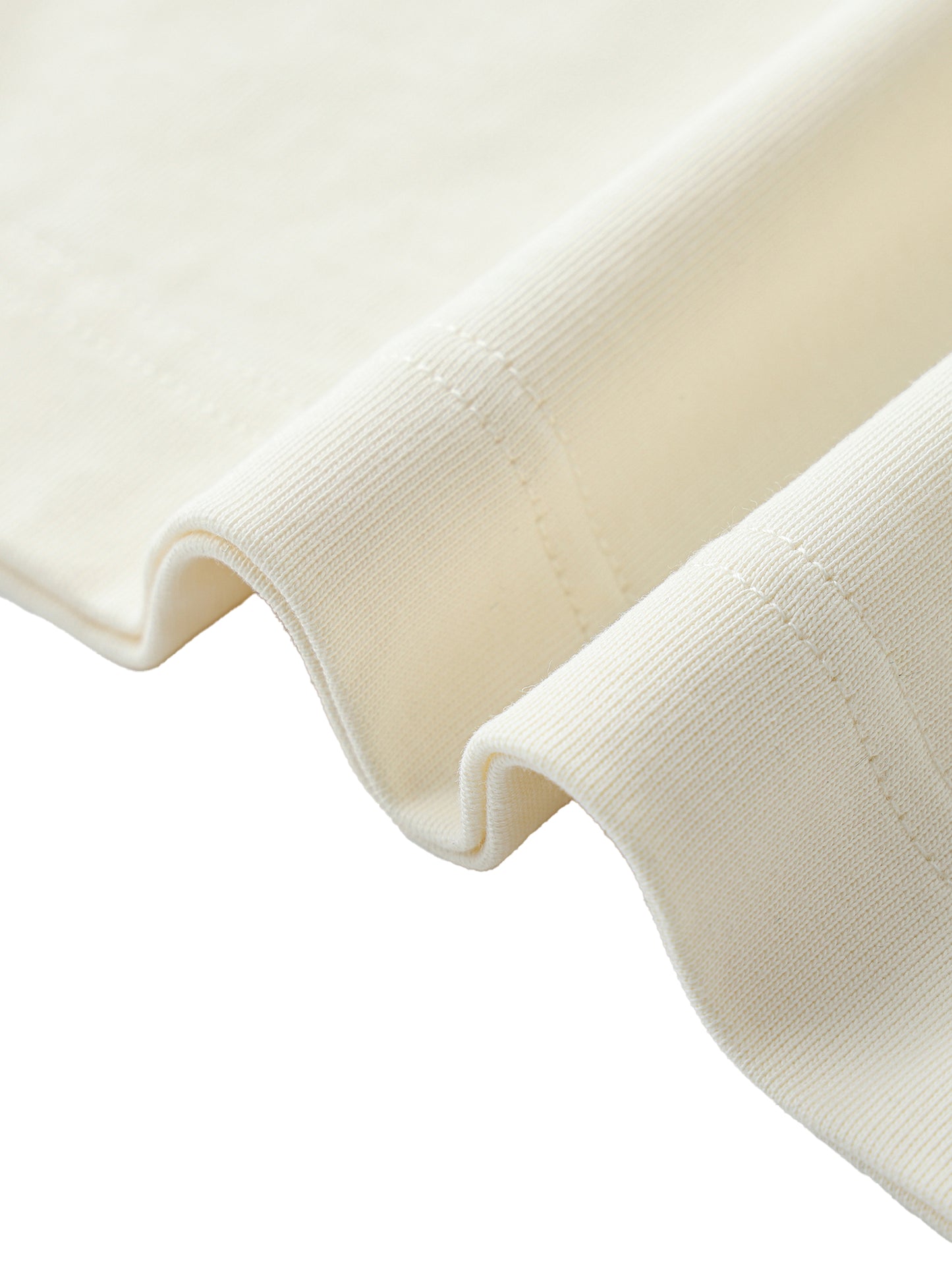 Close-up of VÉRON polo collar and premium fabric texture 2.