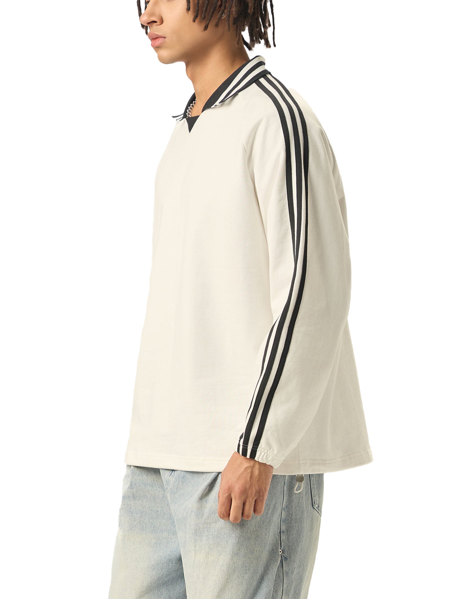 Stylish streetwear outfit featuring VÉRON Majesté Dorée sweater 2