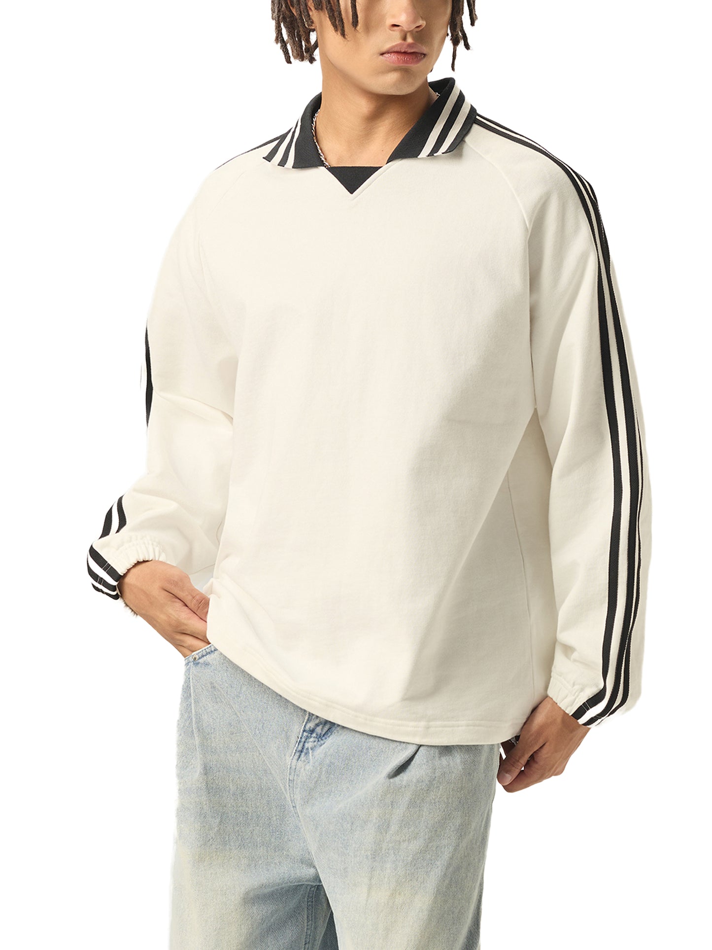 Stylish streetwear outfit featuring VÉRON Majesté Dorée sweater 4