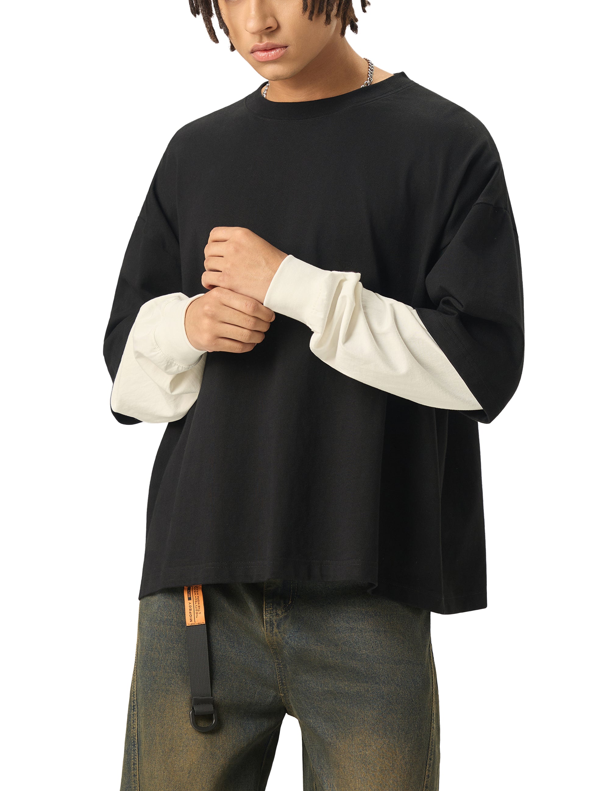 Model styling VÉRON Denfert-Rochereau unisex streetwear shirt 1