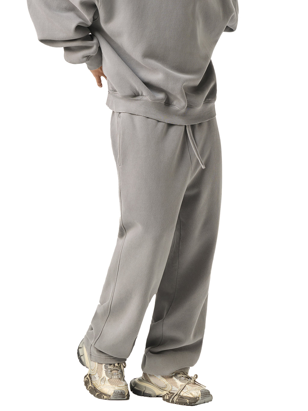 Model wearing gray VERON Sweatpants 2