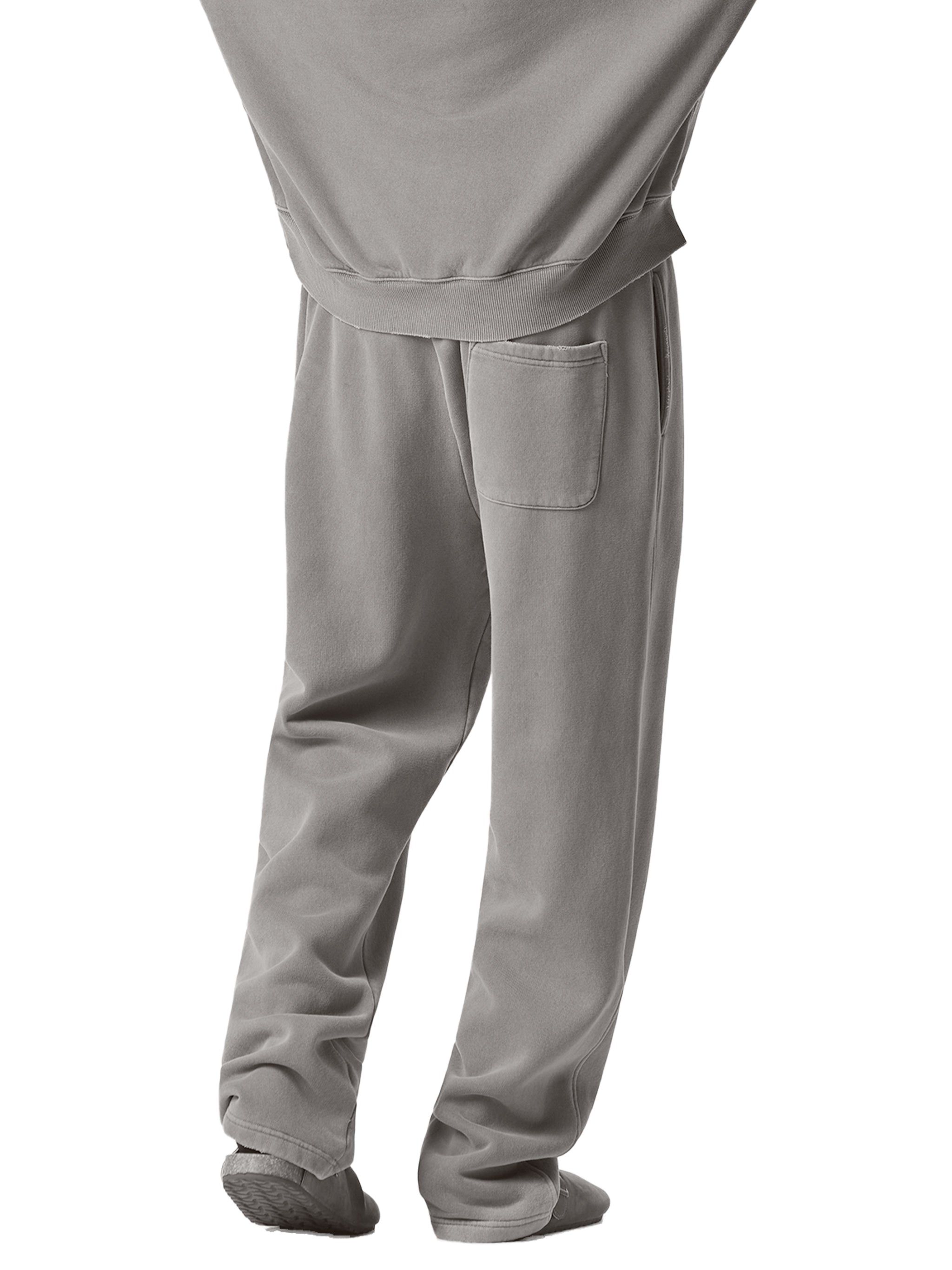 Model wearing gray VERON Sweatpants 3