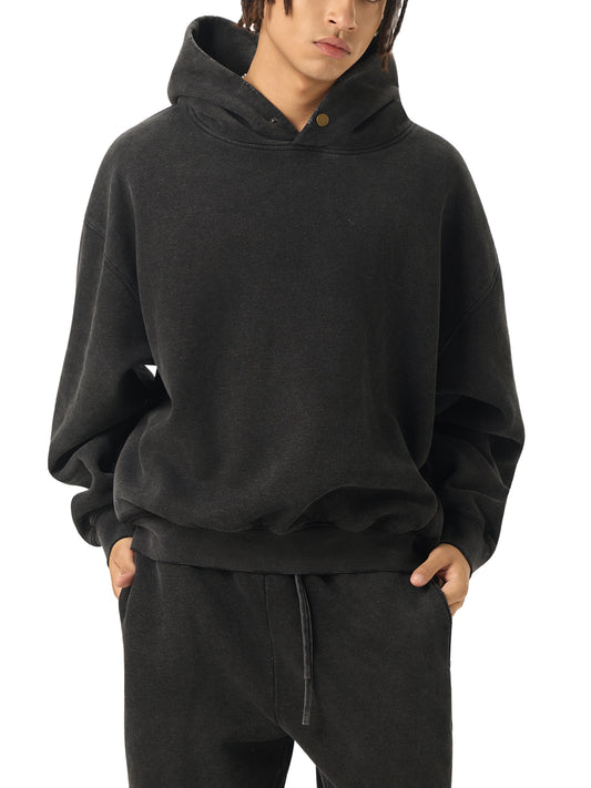 Model wearing VÉRON Louvre hoodie in urban streetwear look 1